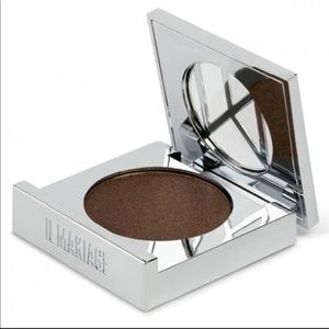 IL Makiage color boss eyeshadow in news flash
